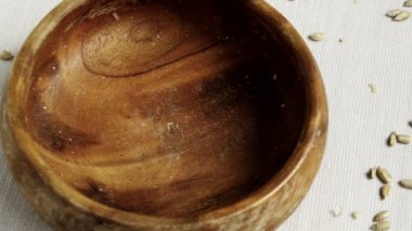 Tohum soyulmuş ayçiçek koyu ahşap plaka döktü