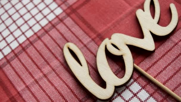 喜欢这个词 喜欢红色格子餐巾纸上的木制字母 — 图库视频影像