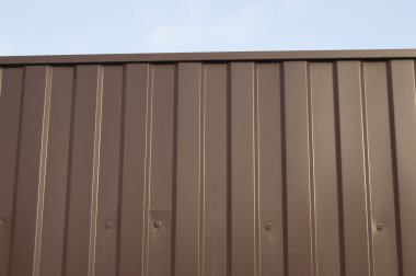 Modern alüminyum çit kıvrımlı metal kaplama kahverengi..