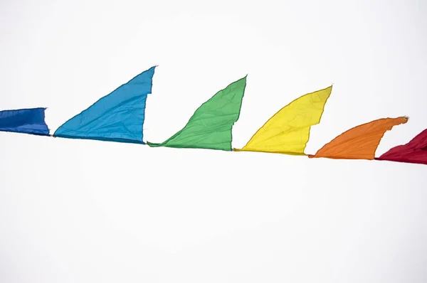 Színes Sokszínű Háromszög Alakú Zászlók Fehér Alapon Elszigetelve Kötélen Lógva — Stock Fotó