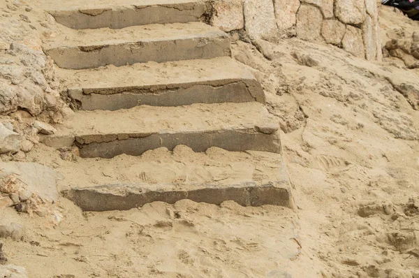Nahaufnahme Von Steintreppen Und Sand Mittelmeerstrand Fußspuren Sand — Stockfoto