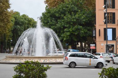 Palma de Mallorca, Mallorca, İspanya-Ekim 10, 2018, Plaza de La Reina bir çeşme ve Palma de Mallorca'da binaların renkli cephe sistemleri ile.