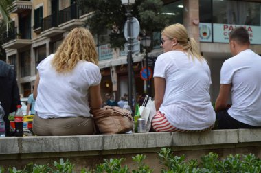 Şişko mutlu gülümseyen kız ile dışarıda gazlı tatlı içecekler, şişmanlık ve beslenme, Palma de Mallorca, 10 Ekim 2018 kavramı.