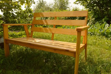 Bahçe tasarımı için yaz bahçesinde ahşap bank, doğal ahşap mobilyalar..