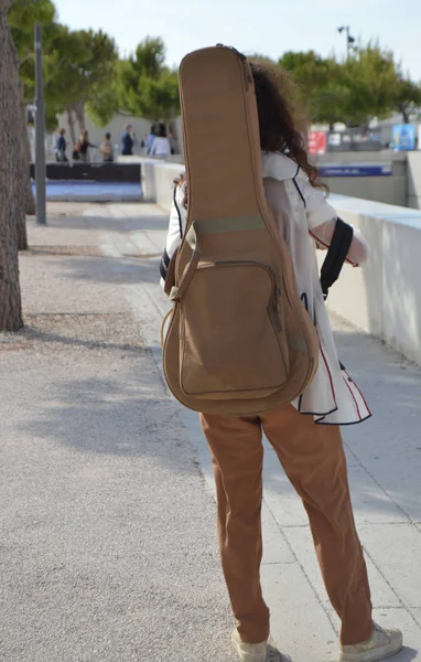 Vista Trasera Hipster Joven Con Guitarra Caso Pie Calle Ciudad —  Fotos de Stock