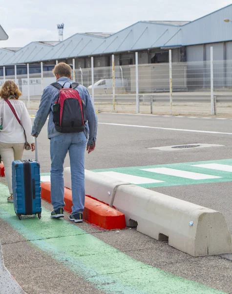 Glückliche Touristen Mit Rucksäcken Und Koffern Bewegen Sich Entlang Der — Stockfoto