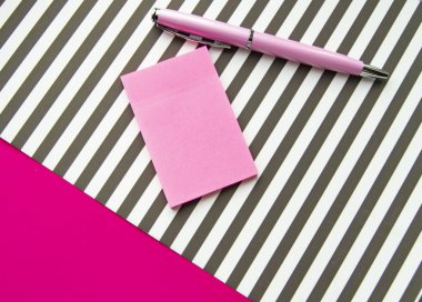 Düz yatış, üst düzey ofis çalışma ortamı. Siyah beyaz çizgiler, çıkartmalar, dolmakalem..