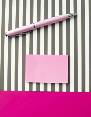 Düz yatış, üst düzey ofis çalışma ortamı. Siyah beyaz çizgiler, çıkartmalar, dolmakalem..