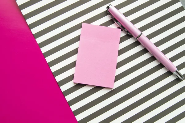 Düz yatış, üst düzey ofis çalışma ortamı. Siyah beyaz çizgiler, çıkartmalar, dolmakalem..