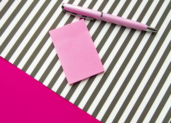 Düz yatış, üst düzey ofis çalışma ortamı. Siyah beyaz çizgiler, çıkartmalar, dolmakalem..