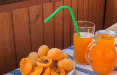 Kayısı ve suyu cam sürahi içinde dilimlenmiş.