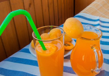 saman ve sürahi ile bir bardak Kayısı suyu.