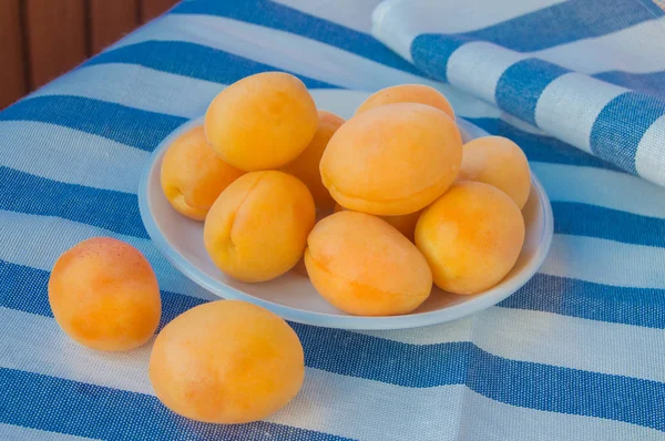 Abricots Frais Mûrs Dans Bol Blanc Sur Tissu Rayé — Photo