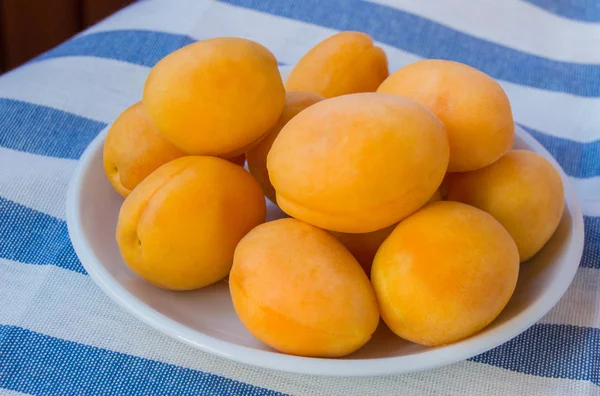 Abricots Frais Mûrs Dans Bol Blanc Sur Tissu Rayé — Photo