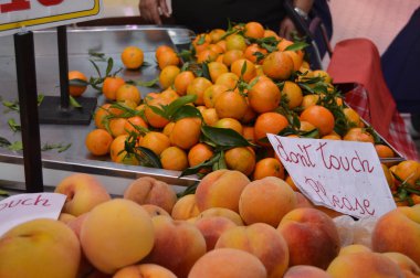 Marketin tezgahında çok çeşitli TROPICAL meyveleri var..