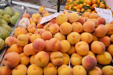 Marketin tezgahında çok çeşitli TROPICAL meyveleri var..