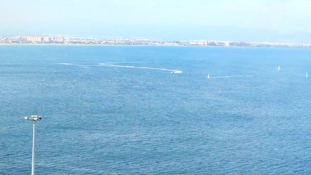 요트와 크루즈 라이너의 보드에서 보이는 스페인 해안을 스쿠터에 — 비디오