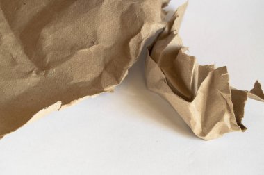 Kırışık kahverengi ambalaj kağıdı ve doku, kırpma, beyaz arkaplanda izole edilmiş.