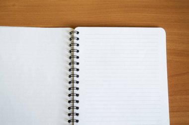 Yazmak için boş Notepad, ahşap kahverengi bir masa üzerinde uzanır, üst görünüm, minimalizm tarzı