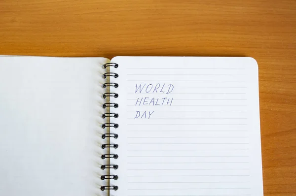Bloc-notes avec texte Journée mondiale de la santé sur table en bois, concept de santé, espace de copie de style minimalisme — Photo