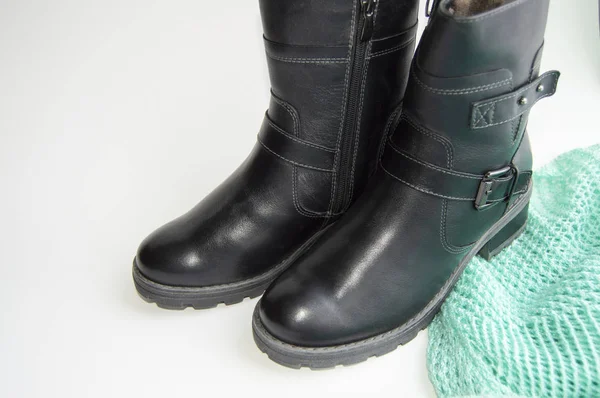 Zapatos de cuero de invierno de las mujeres de moda y elegantes sobre fondo blanco, jersey de punto verde siguiente —  Fotos de Stock