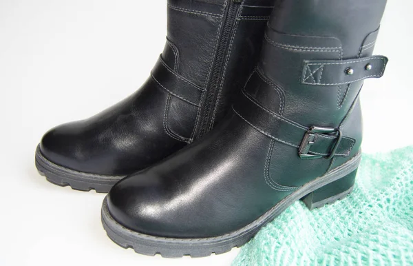 Zapatos de cuero de invierno de las mujeres de moda y elegantes sobre fondo blanco, jersey de punto verde siguiente — Foto de Stock