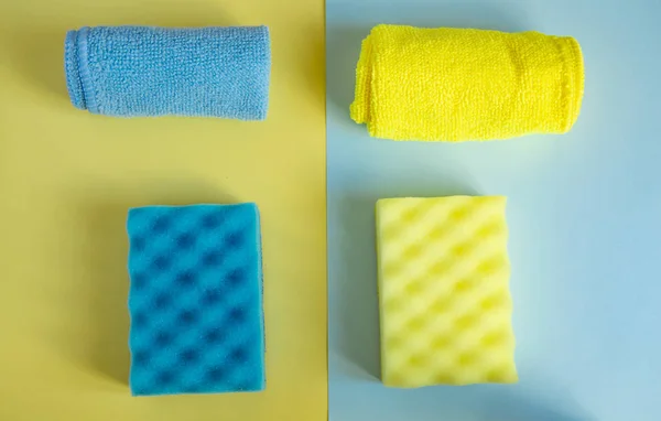 Deitado plano, vista superior. Detergentes e produtos de limpeza amarelo e azul. O conceito de limpeza — Fotografia de Stock