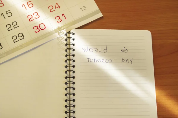 Pose plate, cigarettes et le monde de l'inscription pas de journée du tabac écrit dans un carnet, un mode de vie sain sans cigarettes — Photo