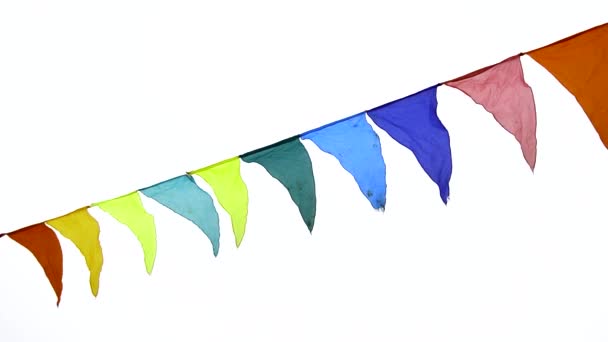 Барвисті трикутні прапори, що махають на вітрі, прикраса для свята, на відкритому повітрі — стокове відео