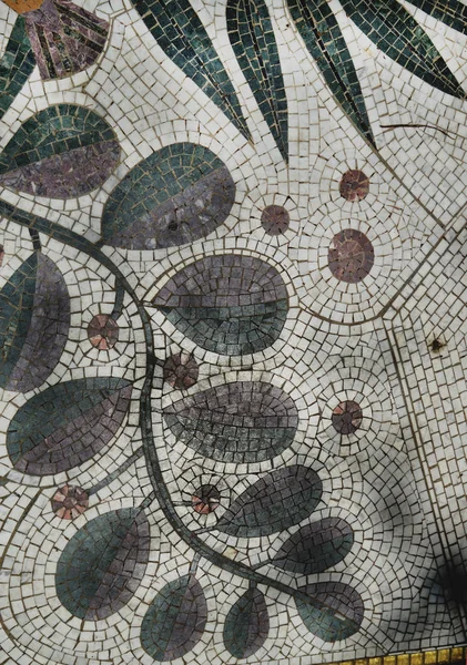 Carrelage mosaïque coloré avec motif végétal, authentique, vue de dessus — Photo