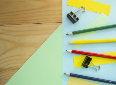 Metin için boş alan ve ahşap zemin üzerinde kırtasiye malzemesi. Dizayn için düzlem, düz yatış