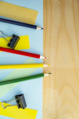 Metin için boş alan ve ahşap zemin üzerinde kırtasiye malzemesi. Tasarım, düz yatış, dikey çerçeve