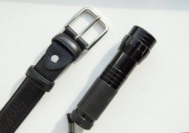 Mens aksesuarları siyah deri kayışı ve beyaz arka plan üzerinde izole el feneri