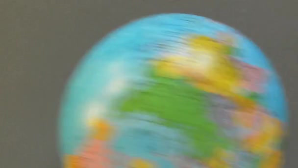 Обертається Глобус Сірому Фоні Концепція Подорожей Весела Гра — стокове відео