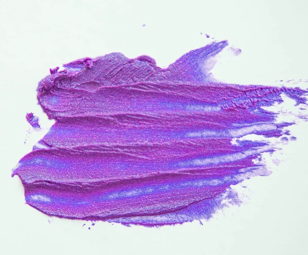 Pincelada de lápiz labial púrpura brillante con madre perla aislada sobre fondo blanco — Foto de Stock