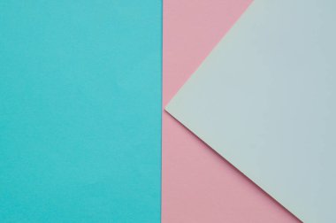 Mavi, pembe ve beyaz renkli kağıt geometrik düz yan yana yatıyordu.