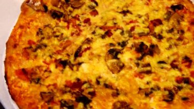 Karanlık bir akşam yemeği mutfakta çıtır, sıcak, ev pişirme pizza