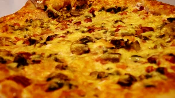 Knusprige Heiße Selbstgebackene Pizza Dunkler Küche Abend — Stockvideo