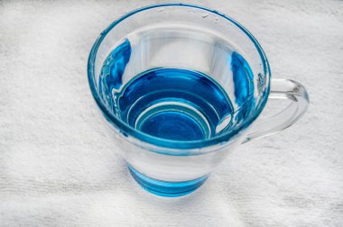 Açık mavi bir cam kabarcıkları ile temiz içme suyu