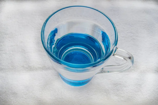 Wody pitnej z bąbelkami w błękitne szkło — Zdjęcie stockowe