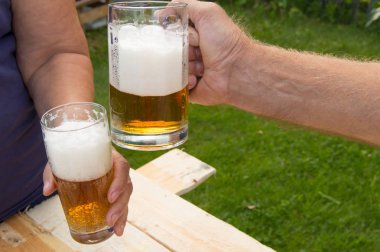 gözlük ile bira, cips ve hafif ahşap kurullarında yalan sosis holding eller, insanlar hafta sonları, Octoberfest rahatla.