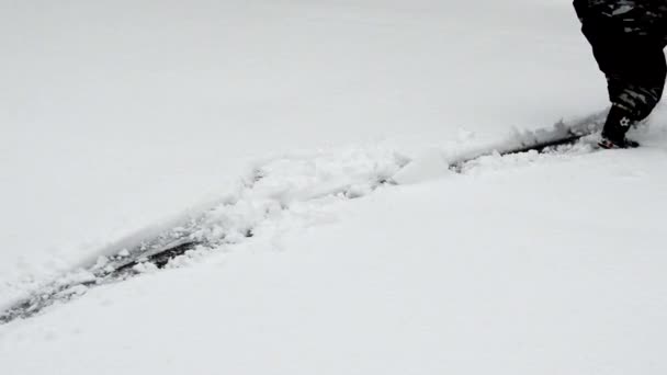 Fröhlicher Kleiner Junge Winterjumpsuit Spielt Mit Seinem Plastikspachtel Reinigt Schnee — Stockvideo