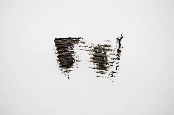 Smear van zwarte mascara voor wimpers op witte achtergrond.Textuur van zwarte mascara voor wimpers geïsoleerd op witte achtergrond — Stockfoto