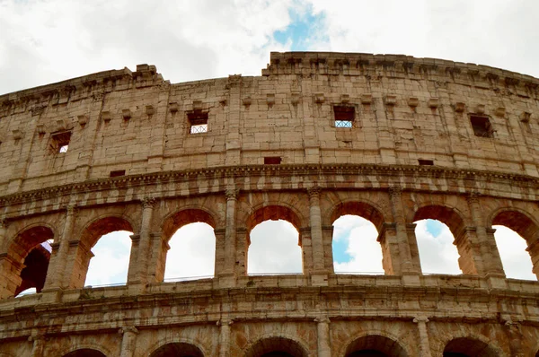Koloseum w Rzymie, Włoszech, Europie. Rzym jest starożytną areną walki gladiatorów. Rzymskie Koloseum jest najbardziej znanym zabytkiem Rzymu i Włoch — Zdjęcie stockowe