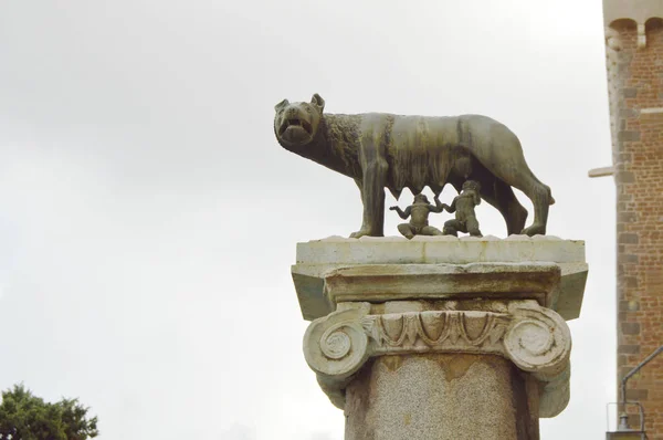 Roma, Italia-7 ottobre 2018: il Lupo Capitolino, statua di un lupo che allatta Romolo fondatore di Roma e Remo contro il cielo — Foto Stock