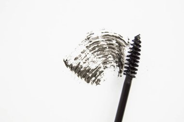 Siyah mürekkep lekesi ve fırça beyaza izole edilmiş
