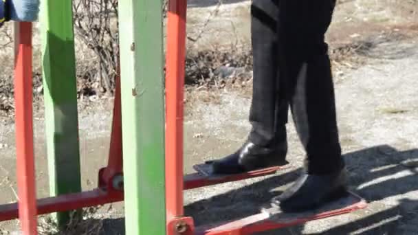 Жінка Дитина Вуличних Симуляторах Займаються Спортом Активний Рух Ногами Під — стокове відео