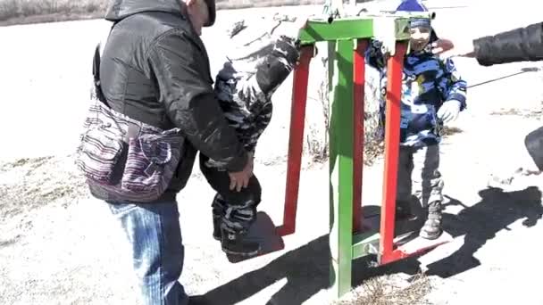 Omsk Rusland April 2019 Bedstefar Barnebarn Gadesimulatorer Involveret Sport Happy – Stock-video