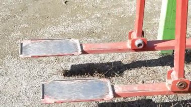 Sol, sağ, çalışan panoları ile sokak simülatörü, Park sokak egzersiz kavramı, öğlen parlak güneş ışığı, ayak egzersiz