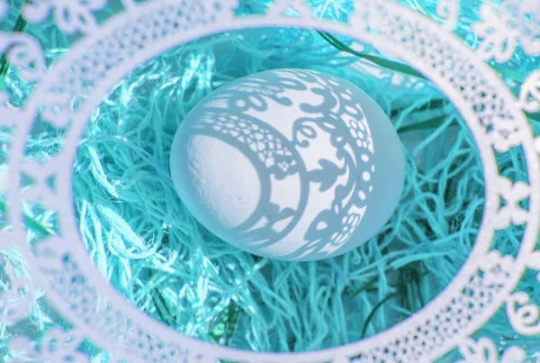 Påsk. Ett härligt påsk kort med en öppen oval ram genom vilken vackra skuggor faller på ett vitt ägg. Blå bakgrund, uppifrån — Stockfoto